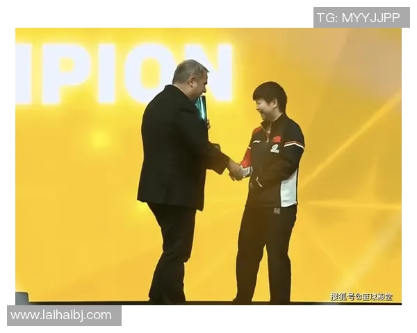 男女单颁奖！张本智和享用夺冠瞬间，王曼昱笑开花与观众一同庆祝